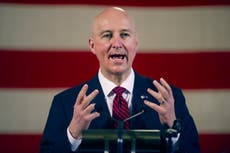 Gobernador de Nebraska defiende envío de policías a Texas