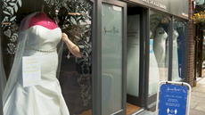 Dueña de tienda de vestidos de novias dice que el maniquí talla 32 en el escaparate es “objeto de burlas”