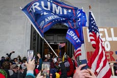 Primer sentenciada por disturbios del Capitolio evade la cárcel