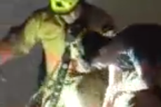 Rescatan a niño de escombros tras colapso de edificio en Miami