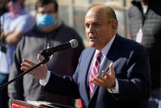Suspenden licencia de Giuliani por mentir sobre elecciones