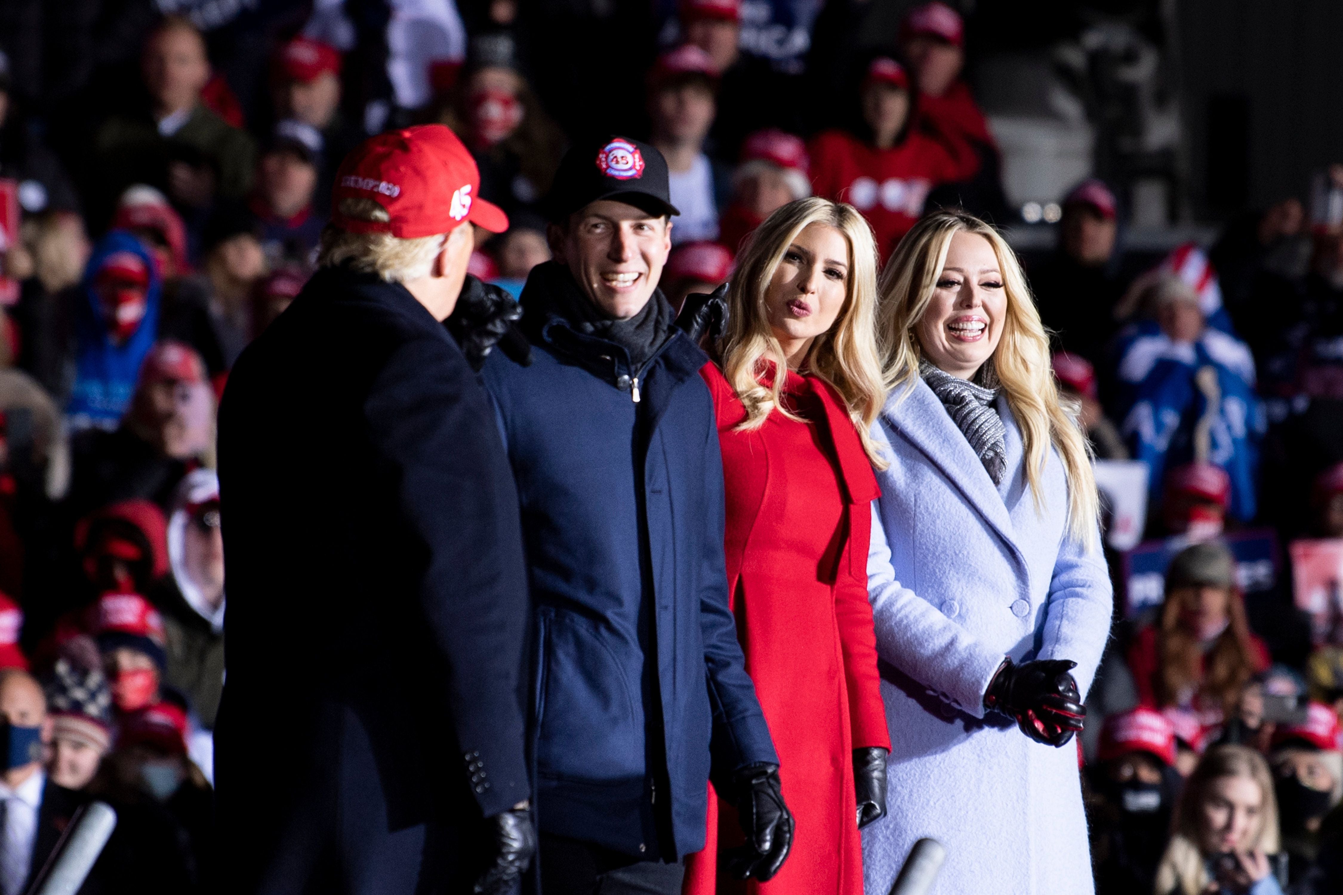 Donald Trump casi despide a Ivanka y Jared a través de un tuit