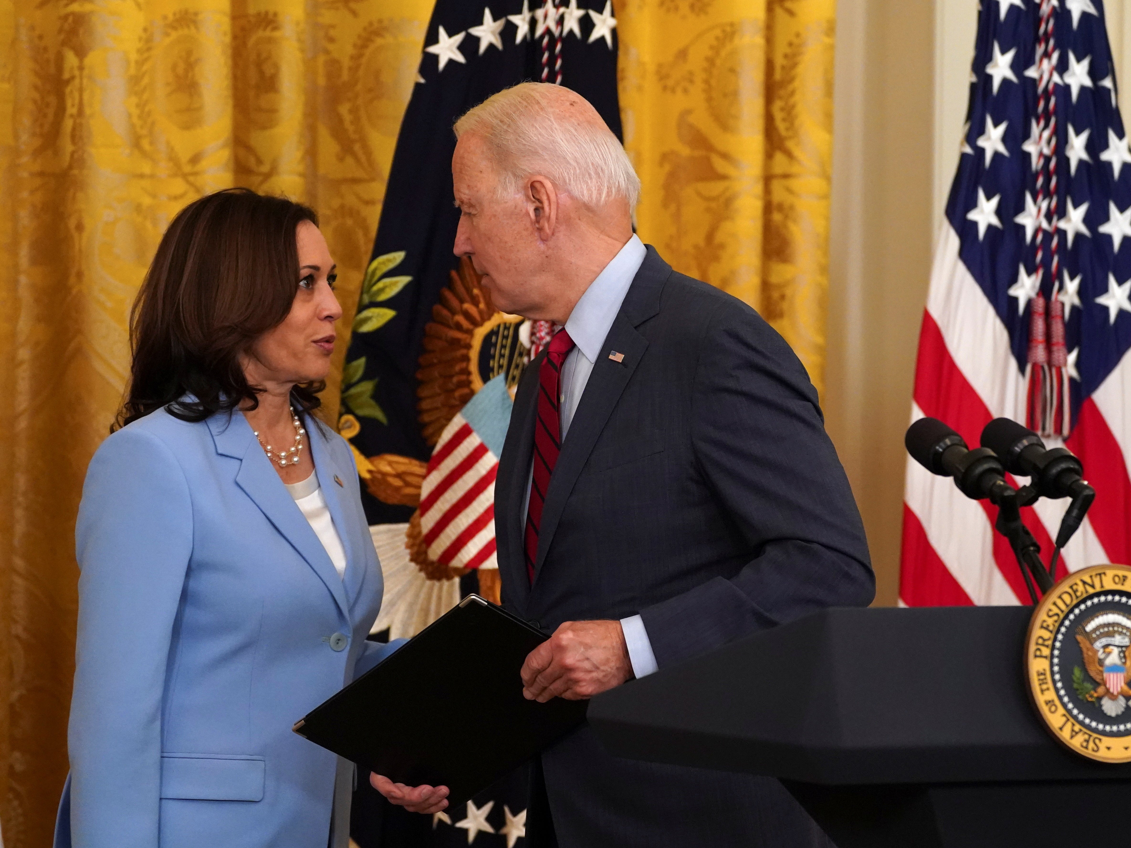 Kamala Harris fue sorprendida recordándole a Biden sobre colapso de edificio en Miami durante rueda de prensa
