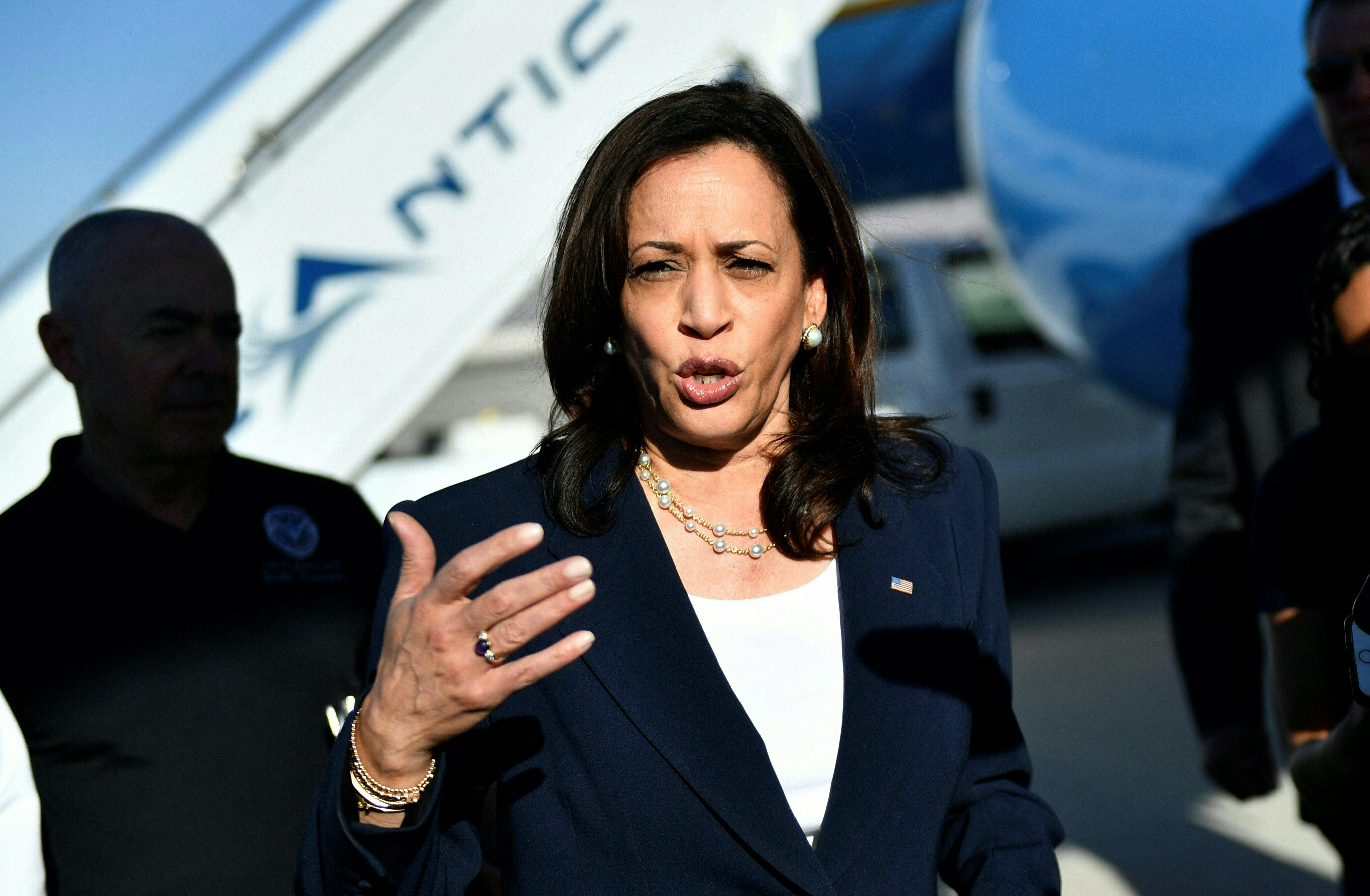 Kamala Harris califica de esencial estudiar “causas y efectos” de la migración en visita a la frontera