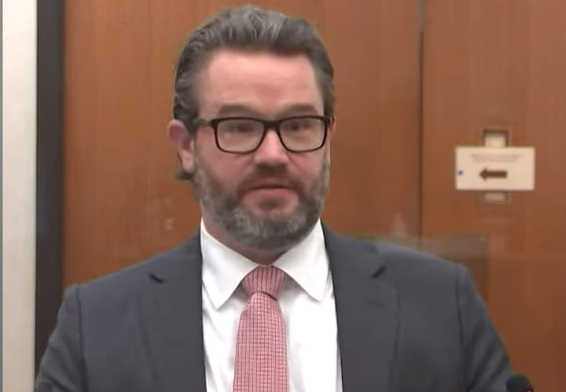 Derek Chauvin no estaba destinado a trabajar el día que mató a George Floyd, dice abogado