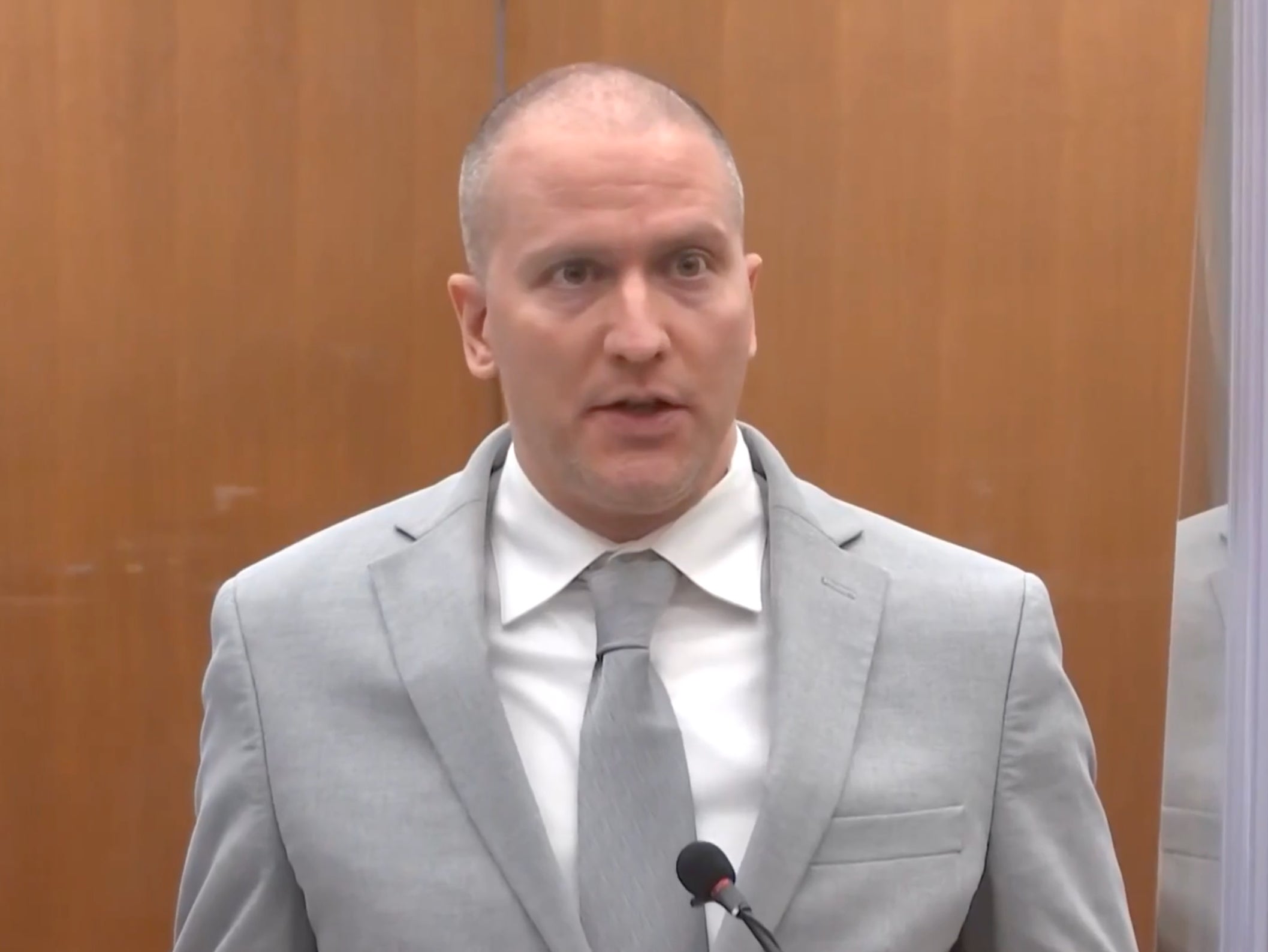 Derek Chauvin rompe el silencio y afirma que tiene información que dará “tranquilidad” tras sentencia por asesinato de George Floyd