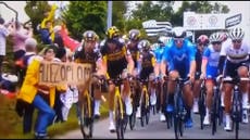 Tour de Francia: policía busca a fan desaparecida que causó gran accidente con cartel