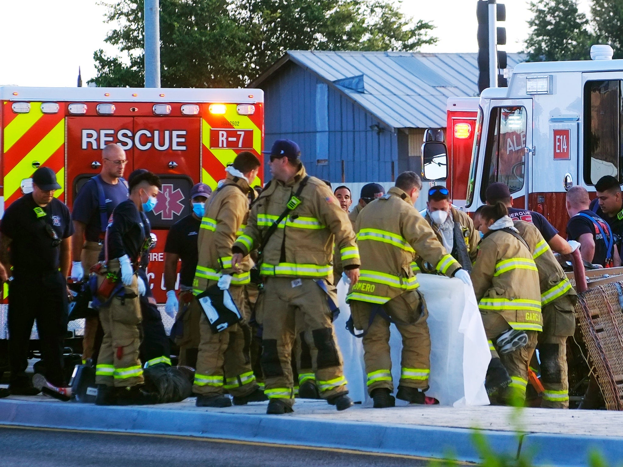 Los equipos de bomberos de Albuquerque trabajan en las víctimas del fatal accidente de globo en Unser y Central SW en Albuquerque, NM, el sábado 26 de junio de 2021