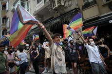 Miles acuden a desfile gay en París; lo bloquean en Turquía