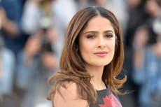 Salma Hayek dice que la gente se equivoca al pensar que la menopausia es “cuando una mujer deja de ser sexy”
