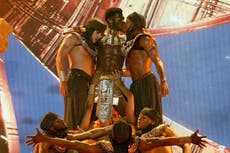 Lil Nas X arremete contra los comentarios homófobos tras el beso en los premios BET