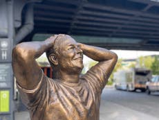Inauguración de estatua de bronce de Elon Musk en el centro de Manhattan desata ola de burlas