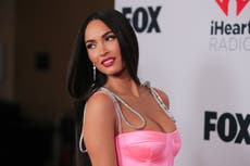 Hijos de Megan Fox son vistos arrastrándose ante la cámara para evitar interrumpir entrevista en vivo
