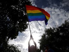 California prohíbe los viajes a Florida financiados por el estado debido a las leyes contra las personas trans