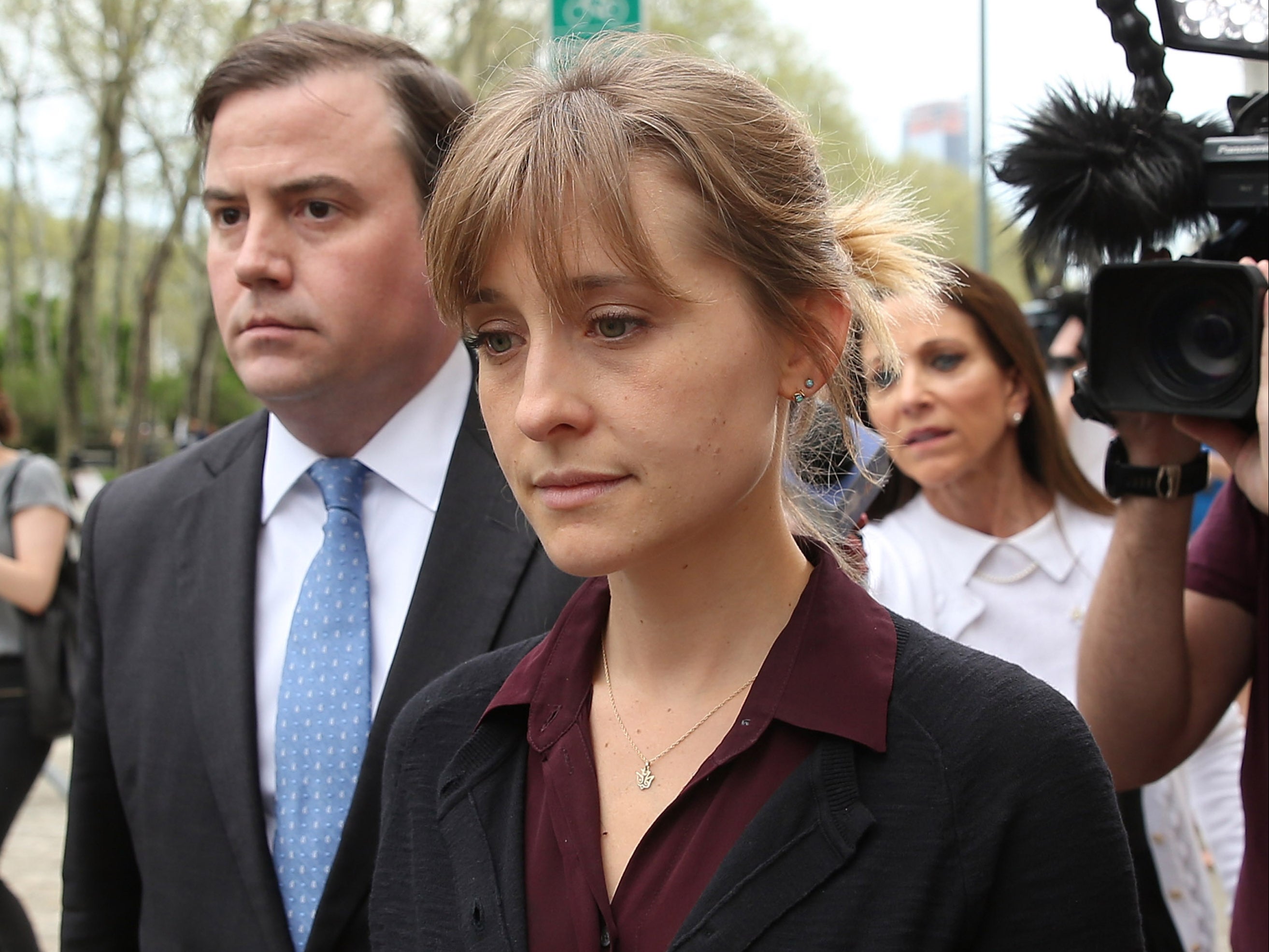 De estrella de Smallville a un culto sexual criminal: cómo Allison Mack se involucró en NXIVM