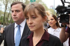 De estrella de Smallville a un culto sexual criminal: cómo Allison Mack se involucró en NXIVM