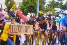 Tour de France: Arrestan a mujer que derribó con un cartel de cartón a pelotón de ciclistas
