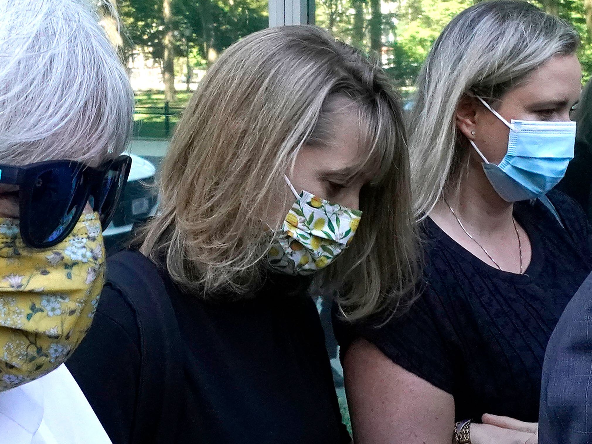 Allison Mack llora en la corte mientras es sentenciada a tres años de cárcel