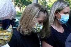 Allison Mack llora en la corte mientras es sentenciada a tres años de cárcel