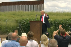 Multitud abuchea a reportero que le pregunta a Trump si se disculpará por disturbios en el Capitolio