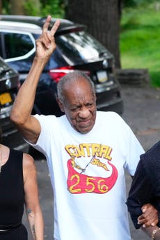 Bill Cosby: actor da puñetazo en el aire durante la conferencia de prensa mientras el abogado dice “se siente libre”