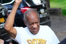 Bill Cosby: actor da puñetazo en el aire durante la conferencia de prensa mientras el abogado dice “se siente libre”