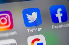 Twitter suspende a seguidores del fútbol que tuitean emoji de mono