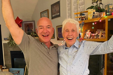 Jeff Bezos enviará al espacio a una piloto pionera que será la persona de edad más avanzada en hacer el viaje