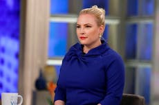 Meghan McCain ataca cuando Kamala Harris visita el monumento a su padre en Hanoi: “Honra a mi padre ayudando a los afganos”