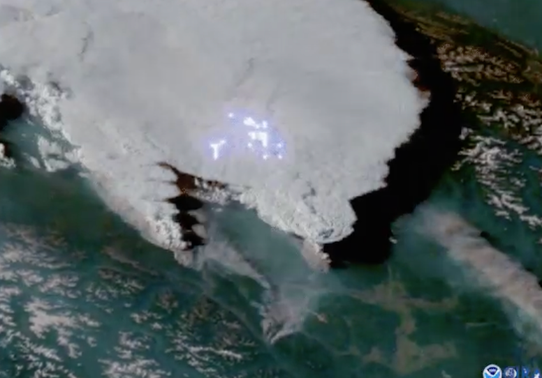 Muestran 700 mil rayos que caen en Canadá como resultado de la ola de calor por incendios forestales