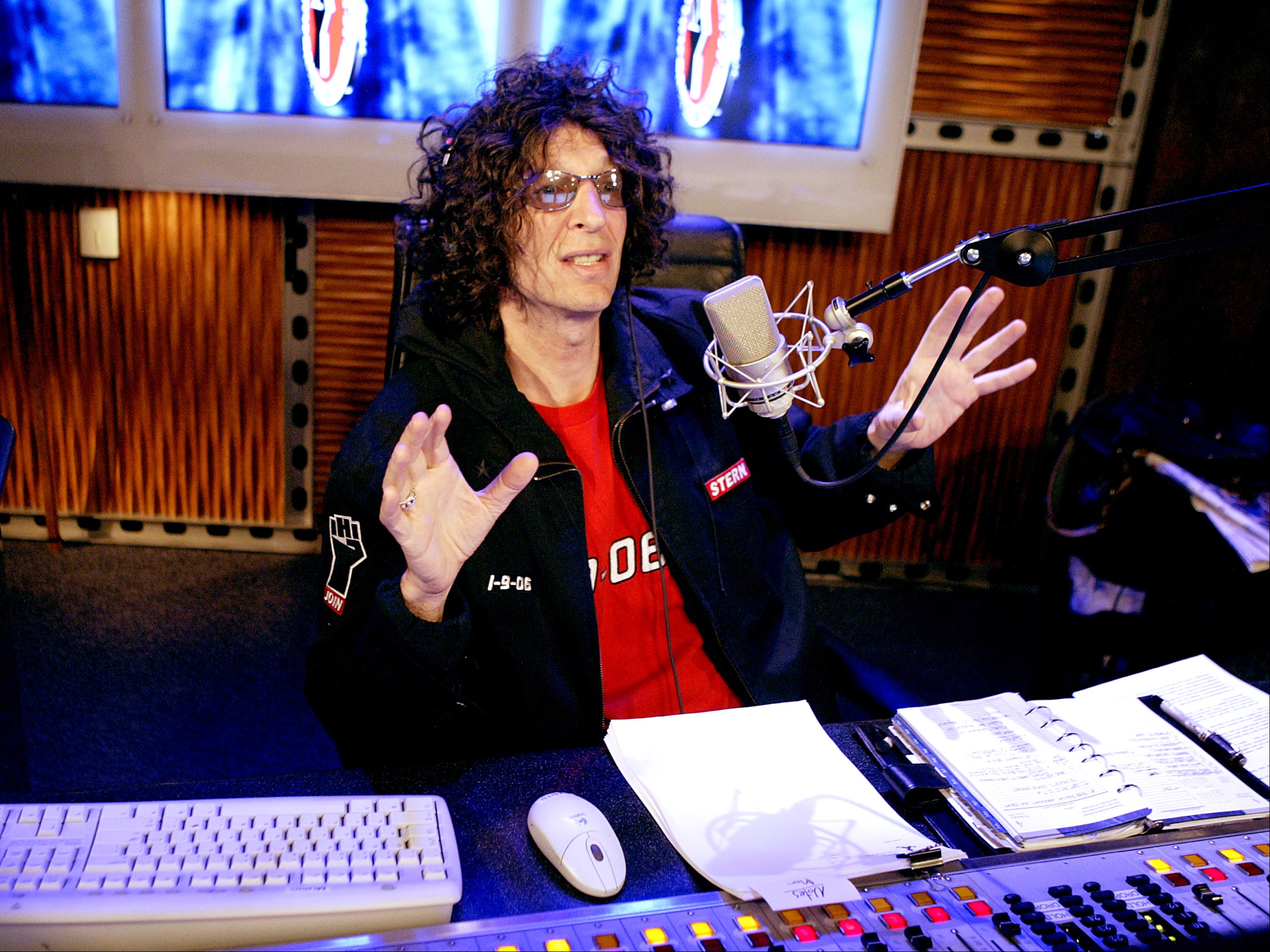 Howard Stern pide que se expulse a Aaron Rodgers de la NFL por ser un “p*** mentiroso”