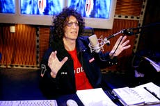 Howard Stern pide que se expulse a Aaron Rodgers de la NFL por ser un “p*** mentiroso”