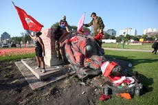 Manifestantes derriban estatua de la reina Victoria en Canadá por la muerte de niños indígenas