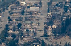 Impactantes fotos aéreas revelan la destrucción en la ciudad más caliente de Canadá tras incendio forestal