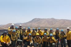 Equipo de bomberos compuesto por mujeres aborda incendios forestales de California