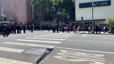 Estallan peleas en protesta por spa trans-inclusivo de Los Ángeles presentado en el segmento de Tucker Carlson