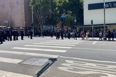 Estallan peleas en protesta por spa trans-inclusivo de Los Ángeles presentado en el segmento de Tucker Carlson