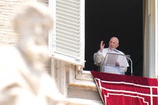 El papa es llevado a Roma para cirugía intestinal programada