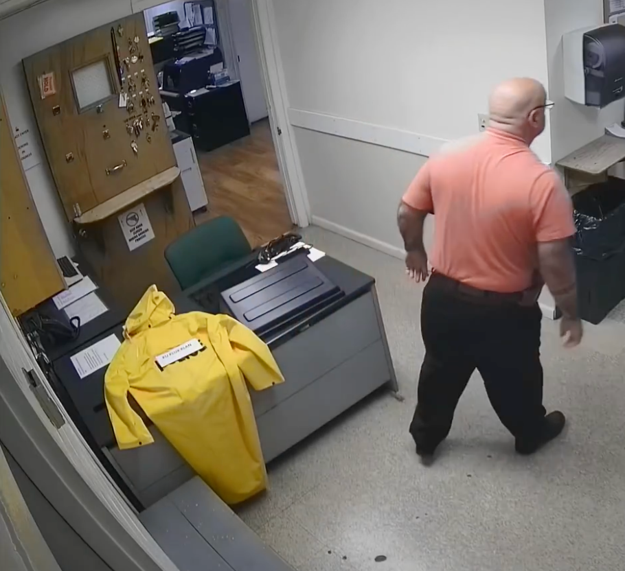 Jefe de policía de Ohio dimite después de ser sorprendido dejando una nota del Ku Klux Klan en el escritorio de un oficial afroamericano