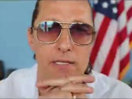 Matthew McConaughey dice que EE.UU. está “atravesando la pubertad” en su discurso del Día de la Independencia
