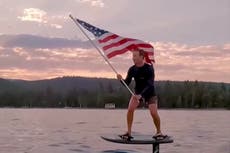 Internet reacciona a video de Mark Zuckerberg en tabla de surf eléctrica