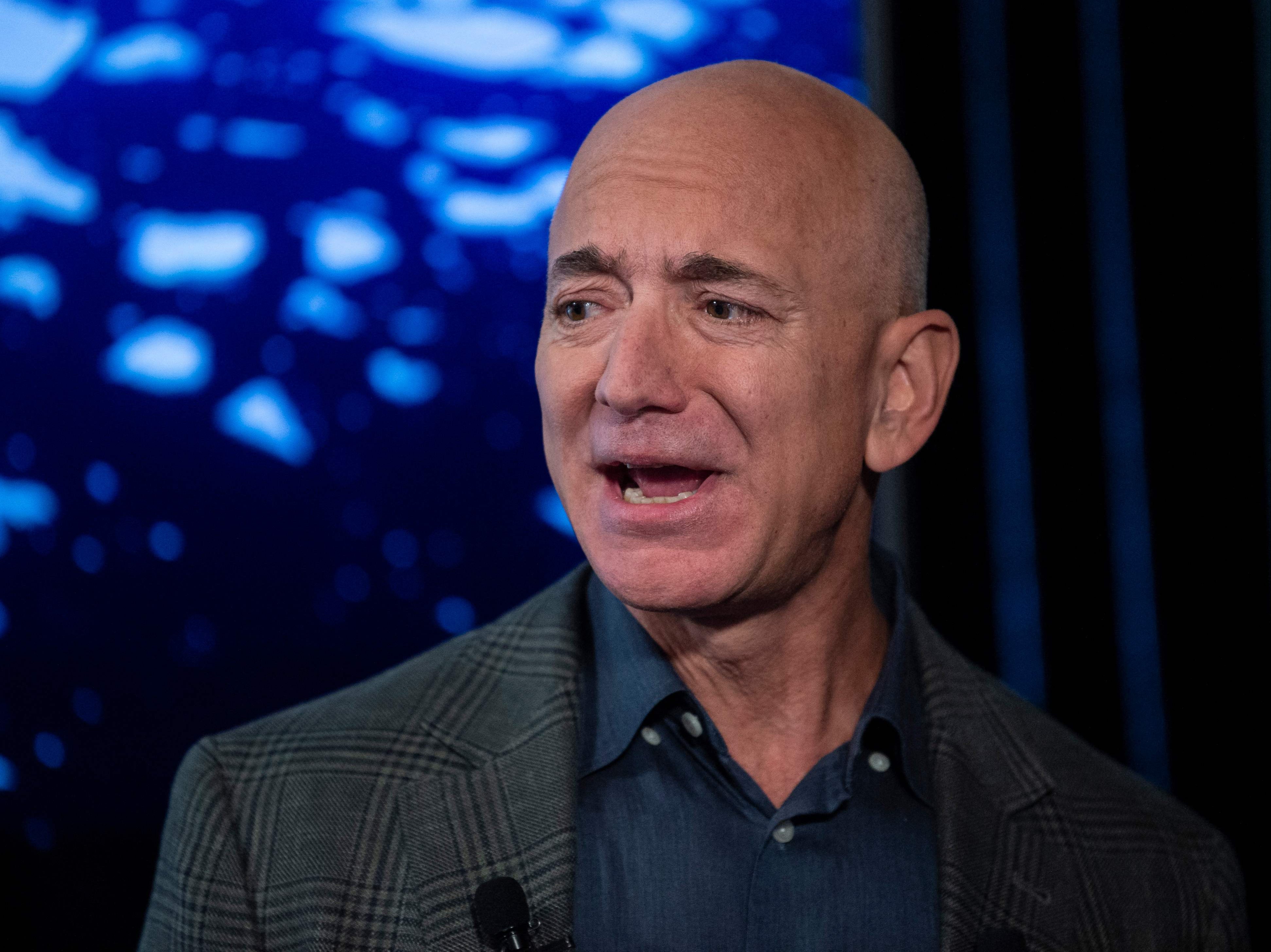 Jeff Bezos renuncia como director ejecutivo de Amazon en el 27 aniversario de la compañía