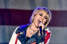 Miley Cyrus canta “Free Britney” durante la presentación en vivo de “Party in the USA”