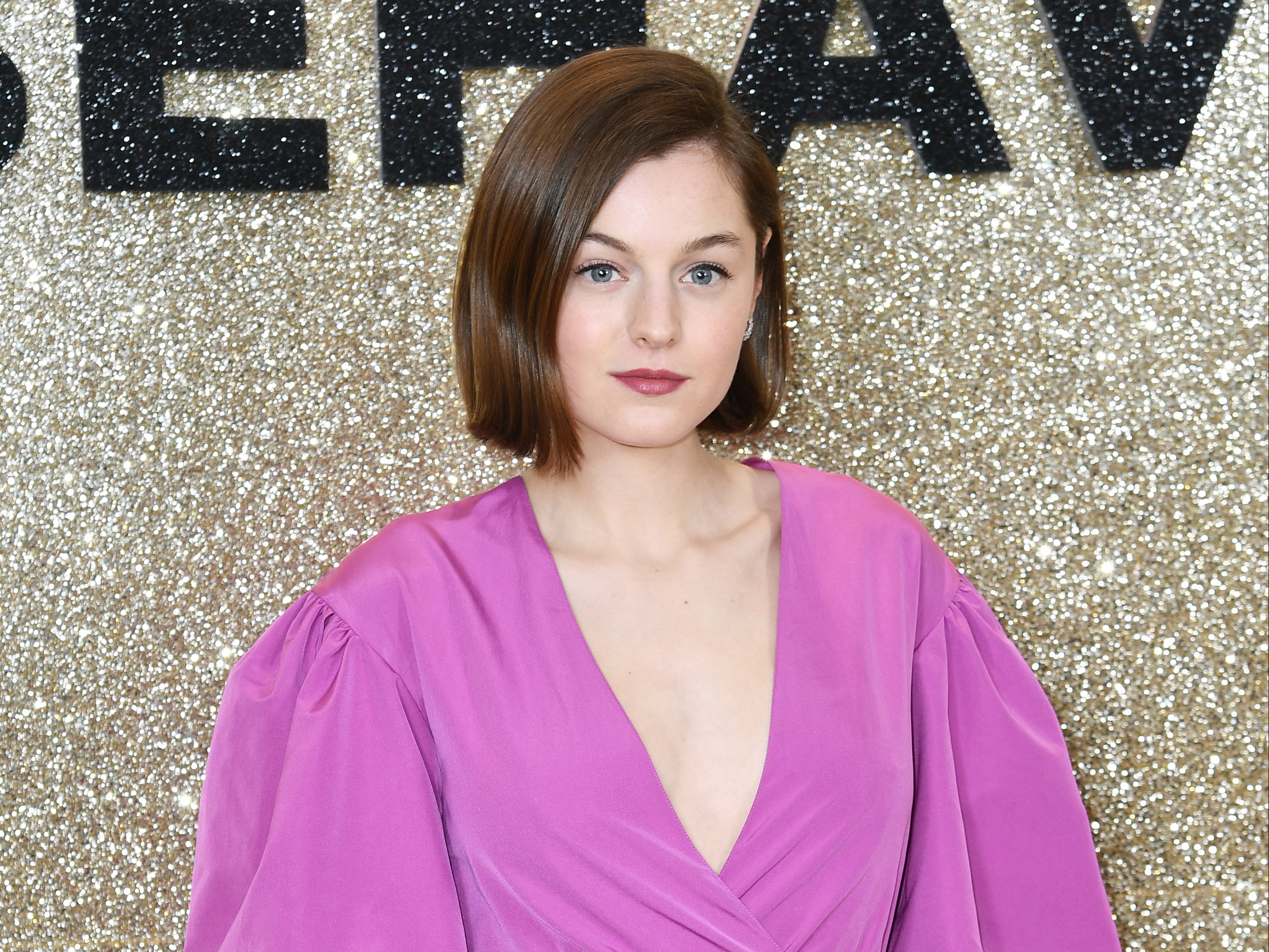 Emma Corrin habla sobre su “viaje íntimo” al comprar su primer binder