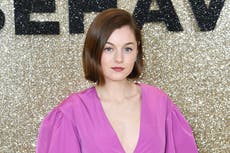 Emma Corrin habla sobre su “viaje íntimo” al comprar su primer binder