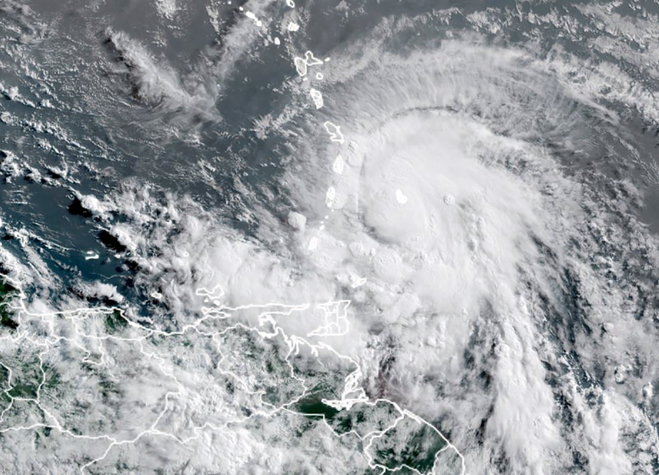 Elsa toca tierra en Cuba mientras Florida se prepara para la tormenta tropical