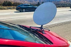 Conductor multado por conectar antena de Starlink en su automóvil, SpaceX guarda silencio