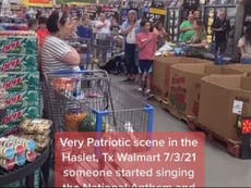 Video de compradores en Walmart que corearon el himno nacional el 4 de julio divide opiniones en Internet