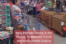 Video de compradores en Walmart que corearon el himno nacional el 4 de julio divide opiniones en Internet