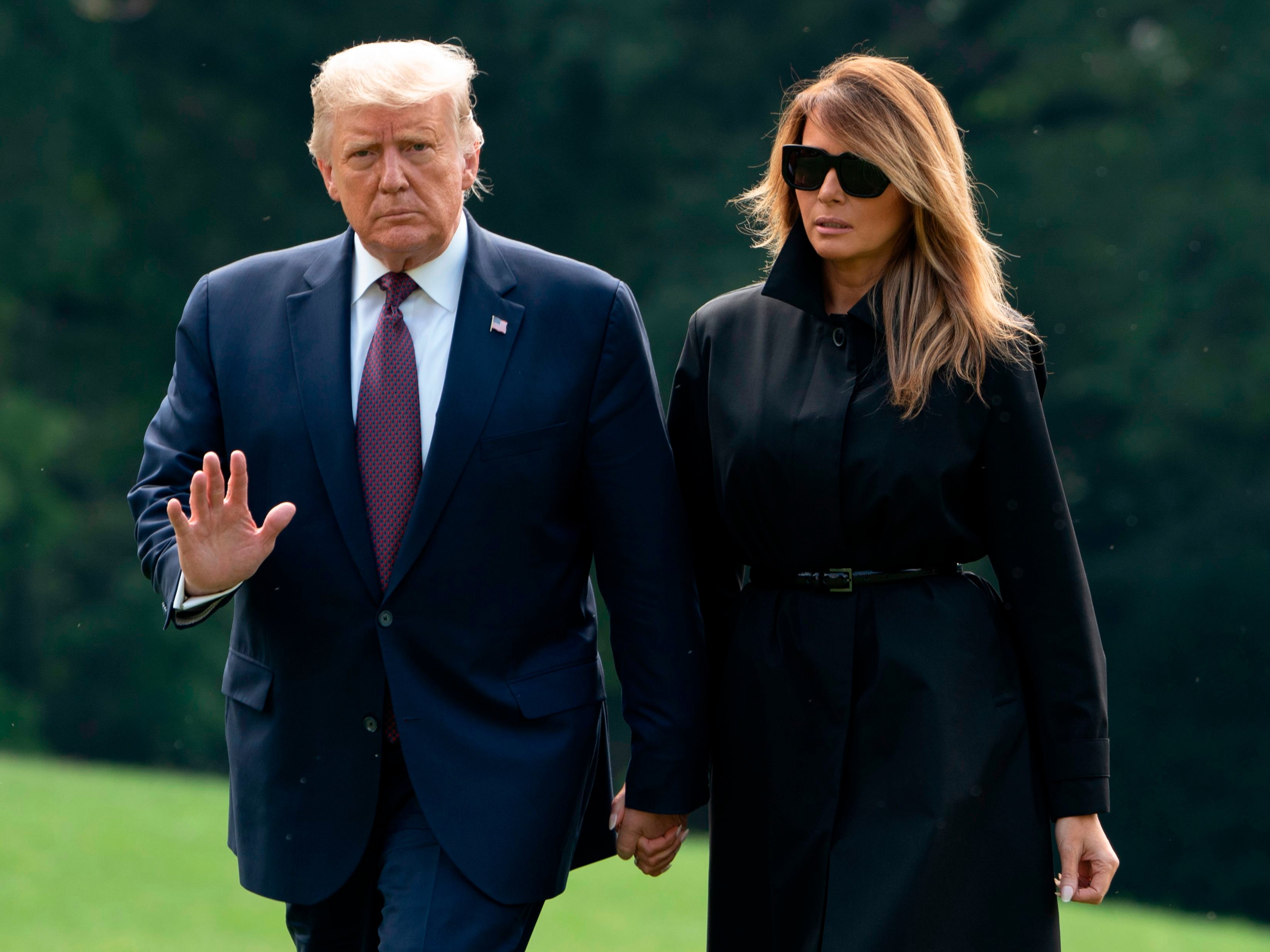 Donald y Melania Trump comen en una mesa acordonada como “animales de zoológico”, relata libro